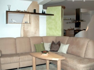 Sedda Couch mit Ahorn Couchtisch