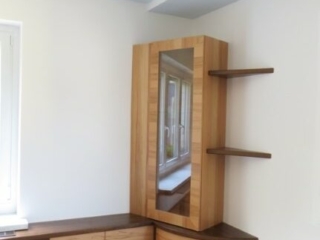 Kernbuche Glasvitrine mit geschwungenem Unterschrank