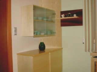 Highboard mit Schiebetüren und Glasvitrine