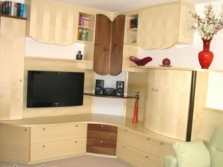 Wohnzimmer in Ahorn furniert