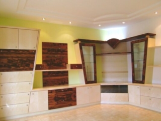 Wohnzimmer in Ahorn mit Tigerwood kombiniert