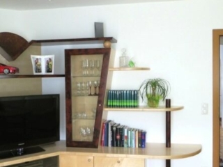 Wohnzimmer in Ahorn und Gonzalo Alves furniert