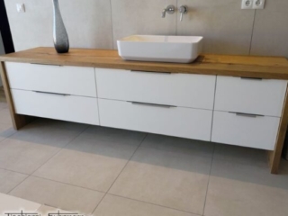 Badezimmer in Eichenholz mit Fronten in weiß matt