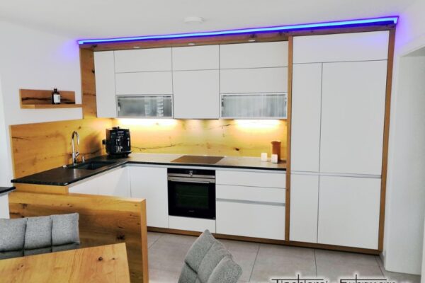 Indirekte LED Beleuchtung in weiß matter Küche
