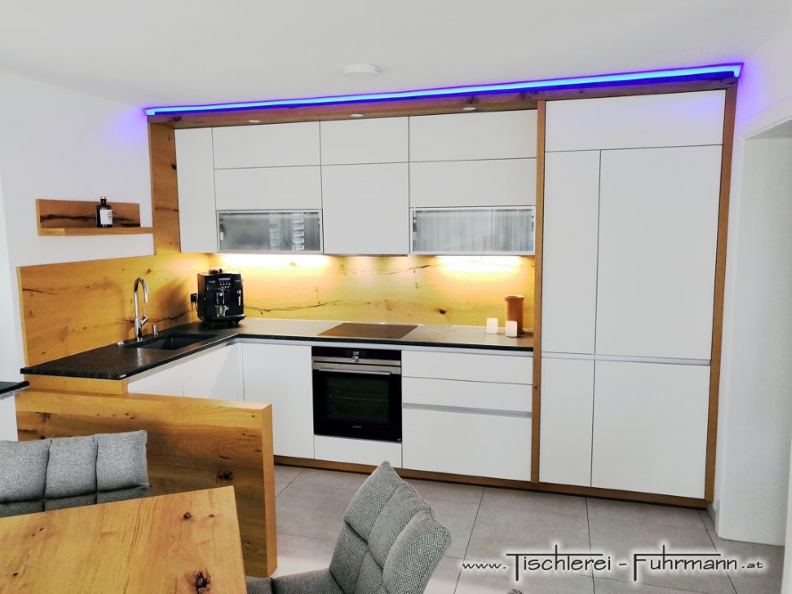 Indirekte LED Beleuchtung in weiß matter Küche