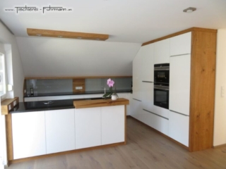 Tischlerküche in weiß Hochglanz