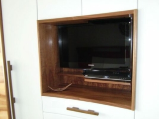 TV Lift fernbedienbar hinter Kleiderschrank verbaut